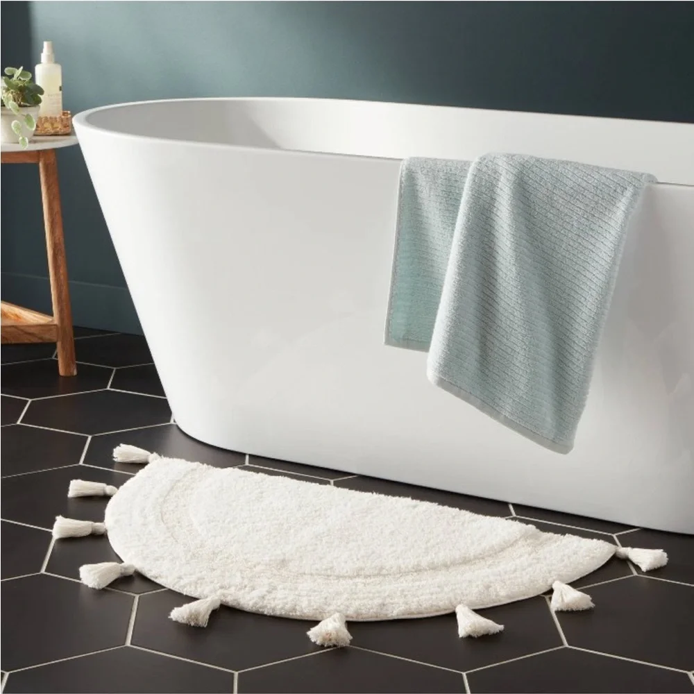 THRESHOLD NWT half moon bath rug with tassels -cream -18x32